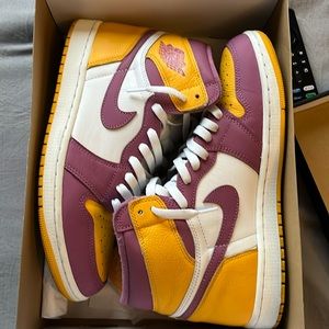 Jordan 1 size 10 men’s good condition worn twice (WITH BOX AND EXTRA LACES)